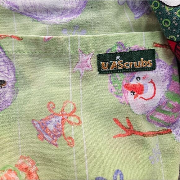 UA SCRUB TOPS V Neck CHRISTMAS SET Of 2, SNOWMEN TOPS LARGE NEW Festive - Picture 8 of 14